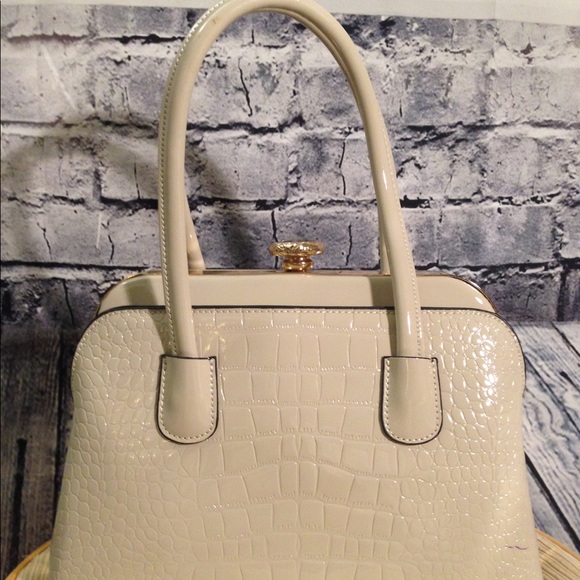 Cute White Elegant Purse ✨ - Picture 3 of 8